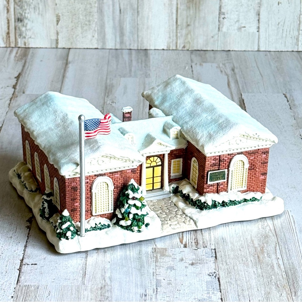 Hawthorne Village Porchlight
Collection "CHRISTMAS VILLAGE LIBRARY" - #79538